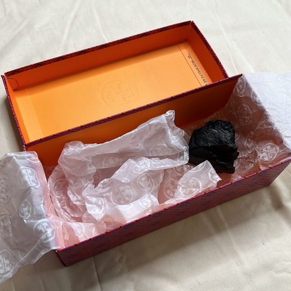 Tory Burch empty shoe box w/ branded tissue and stuffing - Picture 3 of 3